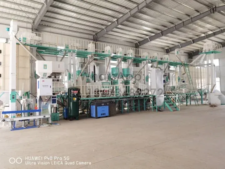 Maquinaria completa de planta de molienda de arroz en la fábrica de molino de arroz.