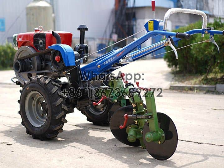 Traktor pacuan 2 roda dengan bajak cakera berkembar