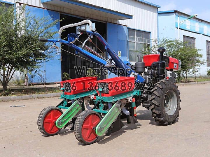 Tracteur 2 roues avec semoir à maïs