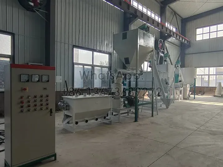 Feed pellet mill for mass animal feed production