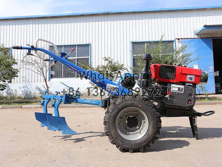 Tractor manual con doble arado.