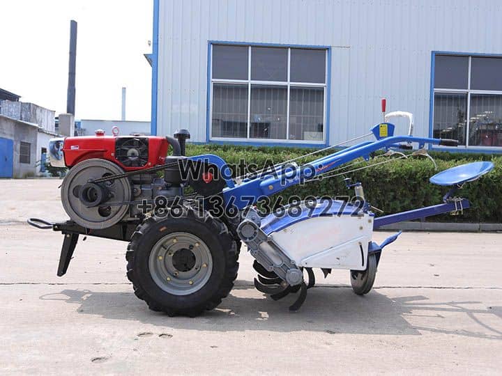 Tracteur ambulant avec rotovator