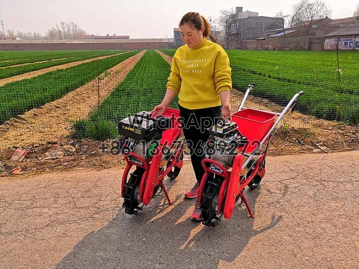 Marchez derrière le planteur avec le moteur à essence