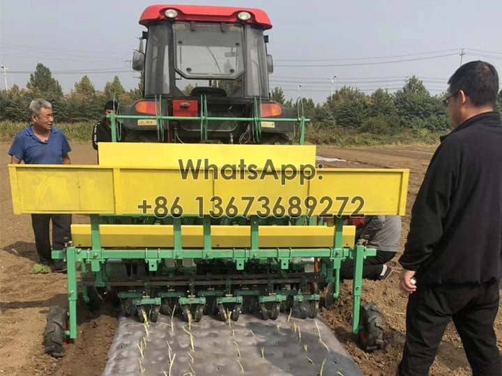 Mesin tranaplanter tipe yang digerakkan oleh traktor