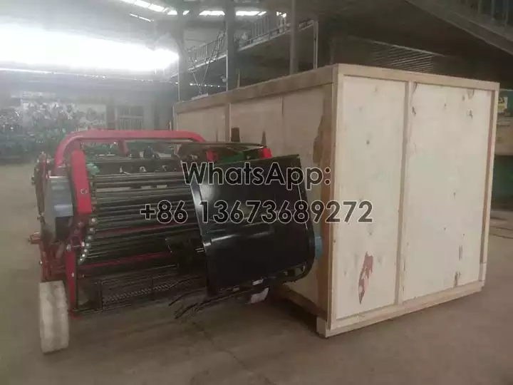 Empaque el equipo de recolección de maní en la caja de madera.