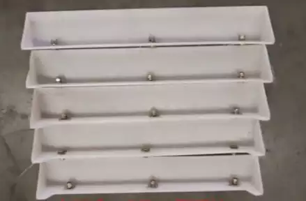 Feeding box with screw