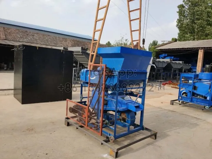 Combined groundnut shelling machine for delivery