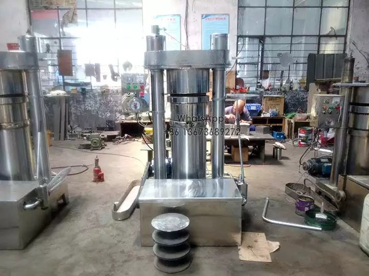 Hydraulic oil extraction machine