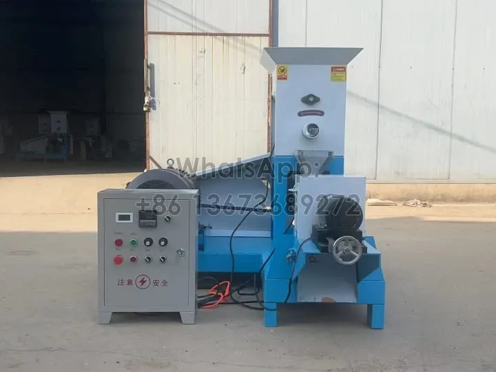 Set up a small fish feed making machine in Iraq for floating fish feed production