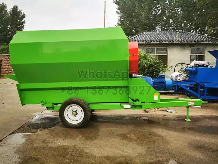 Horizontal tmr mixer for cattle feed