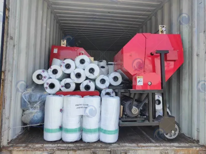 Silage machine and plastic nets in the container