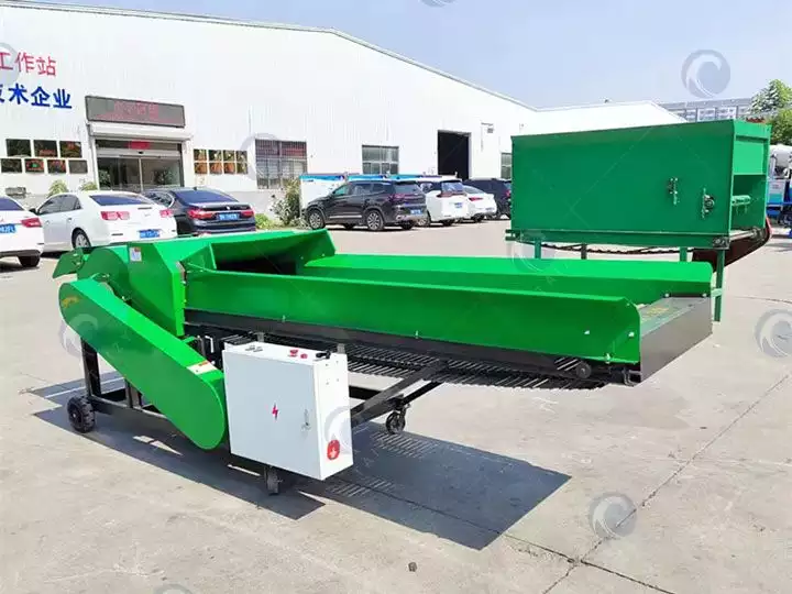 Grass cutting machine for silage making