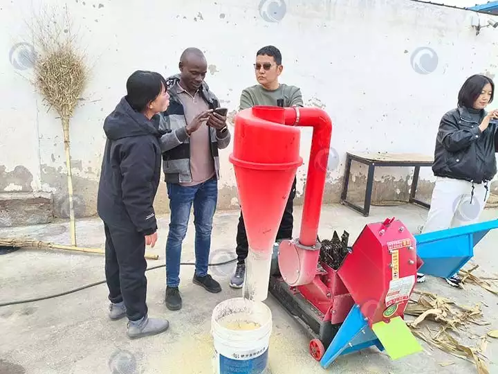 Machine de coupe de paille et de broyage des grains