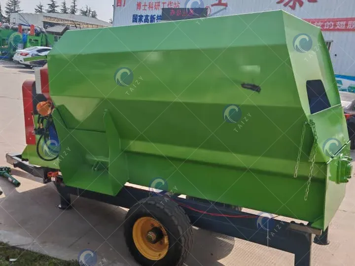 silage feed mixer spreader with tractor