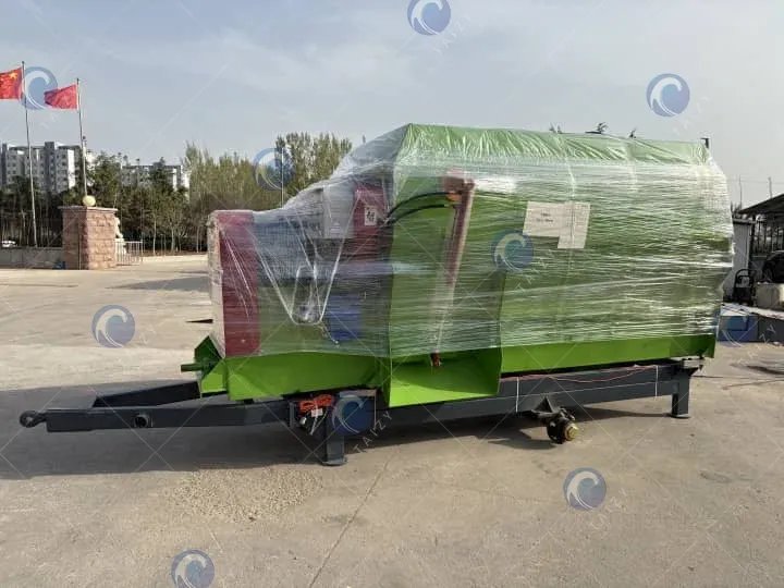 silage feed mixing spreader for delivery