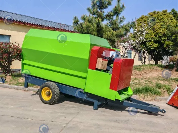 tractor-mounted feed mixing spreader