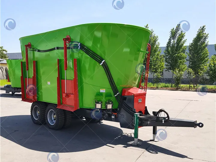 TMR livestock feed mixer with oval silo