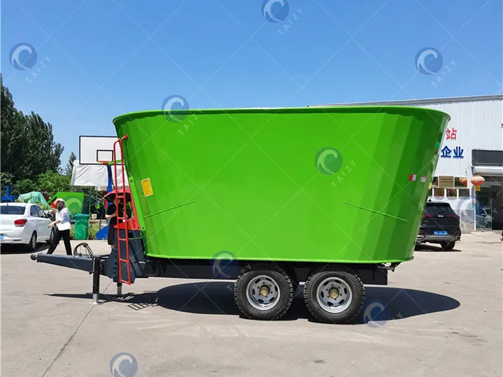 large feed mixer machine for dairy farm
