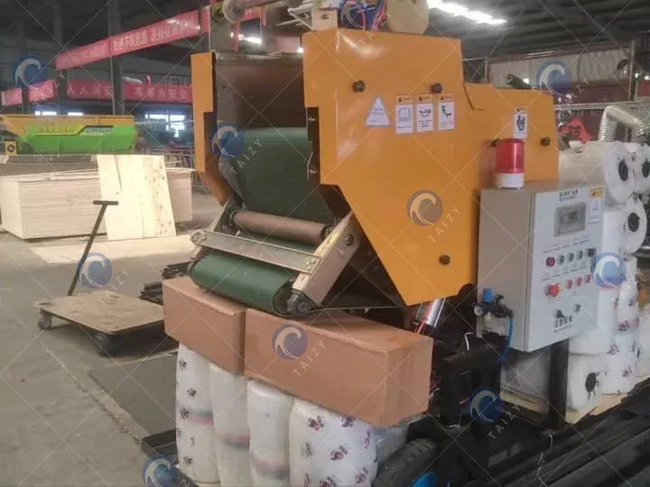 silage bale wrapping machine with films