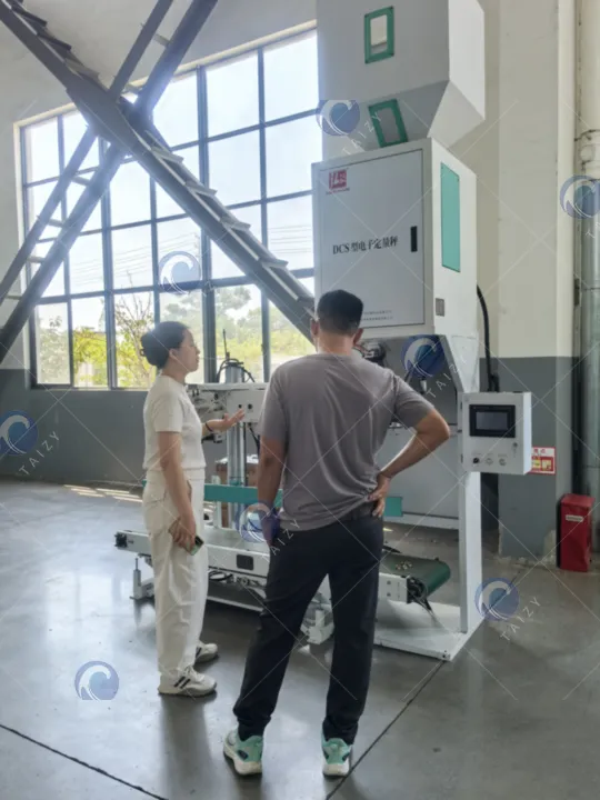 精米生産ラインで使用される米包装機