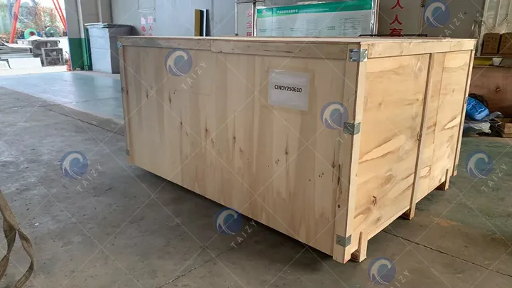 transplanter with wooden packaging for delivery