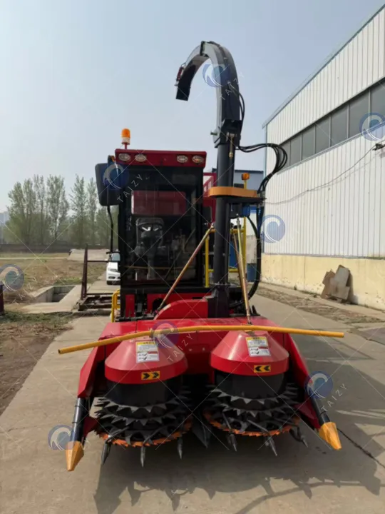 Самоходная кормоуборочная машина с закрытым кабиной