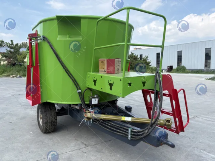 Mesin pencampur pakan silase untuk ternak