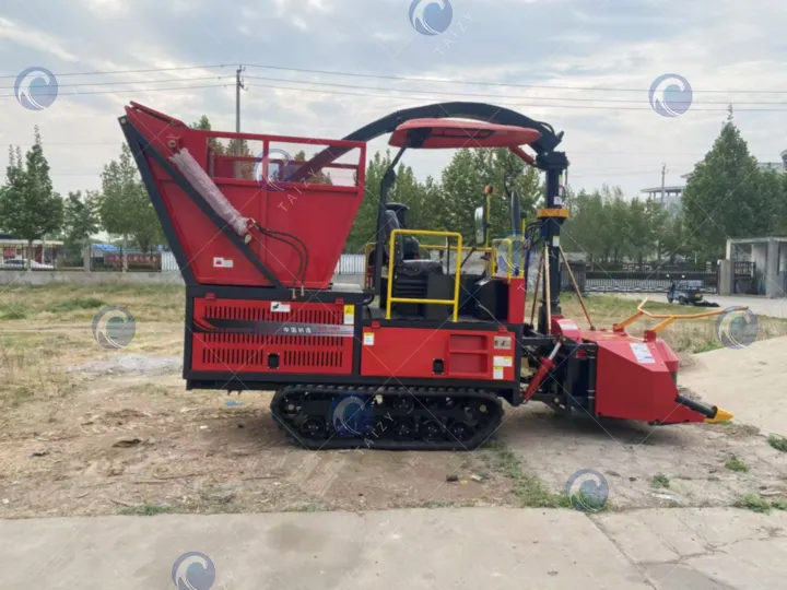 Гусеничная кормоуборочная машина для скашивания травы