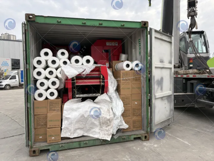 5 Silageballen in dem Container mit Verbrauchsmaterialien