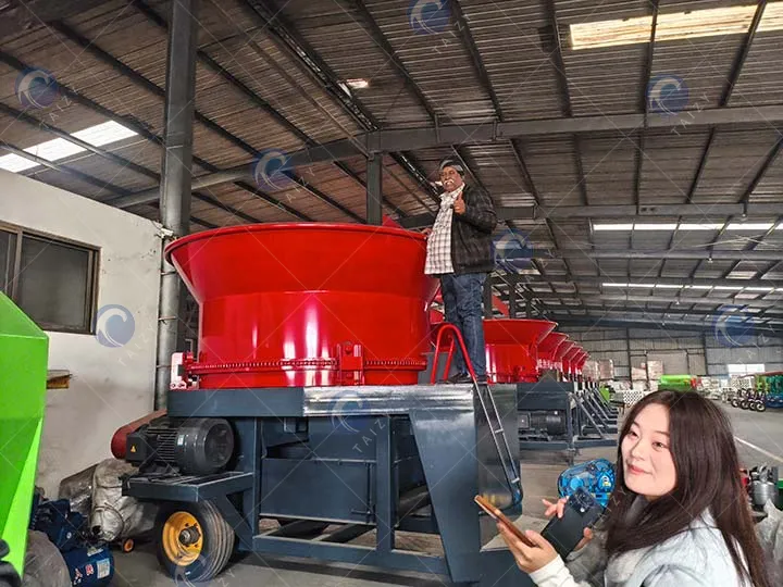 Visita de cliente a la fábrica de trituradores de fardos de heno