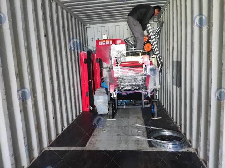 Загрузка обертки для силосных тюков