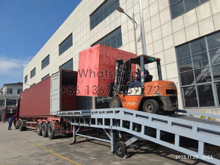 laden van rijstverwerkingsmachine in container